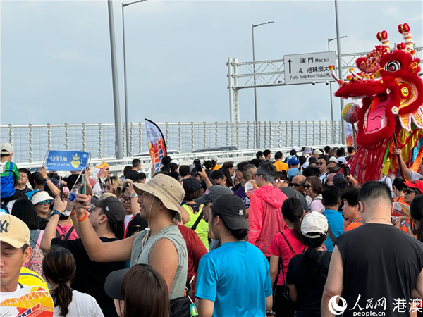 市民們開心地與大橋合影。人民網(wǎng)記者 富子梅攝