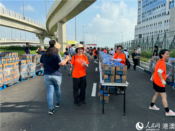 志愿者們在終點處為市民發(fā)放瓶裝水。人民網(wǎng)記者 富子梅攝