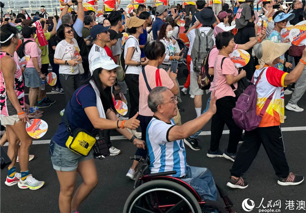 殘疾人士同大家一起參與活動。人民網(wǎng)記者 富子梅攝