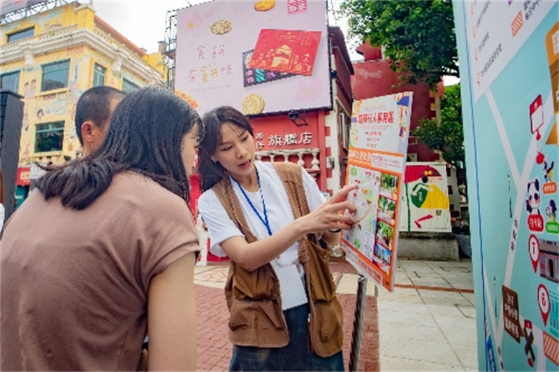工作人員為游客提供幫助。（澳門特區(qū)政府跨部門工作小組供圖）