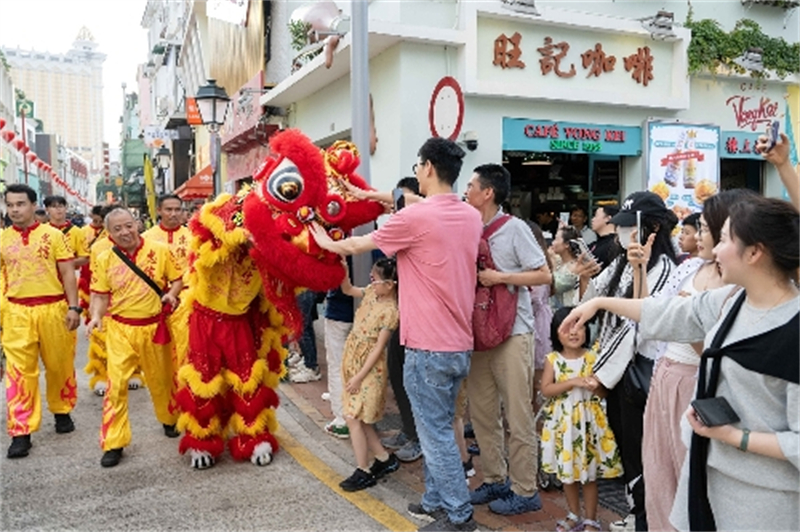臨時行人專區(qū)周邊表演吸引大批旅客觀賞。（澳門特區(qū)政府跨部門工作小組供圖）