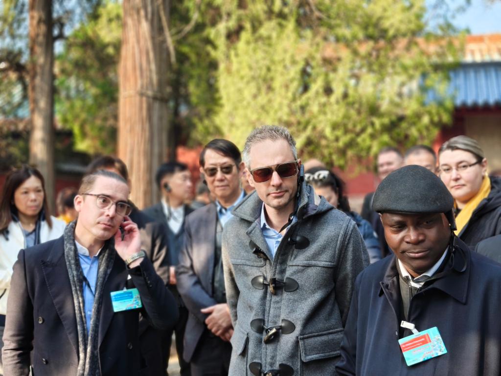 10月23日，外國(guó)駐港領(lǐng)團(tuán)和商界參訪團(tuán)在曲阜市參觀孔廟。新華社記者 陸蕓 攝