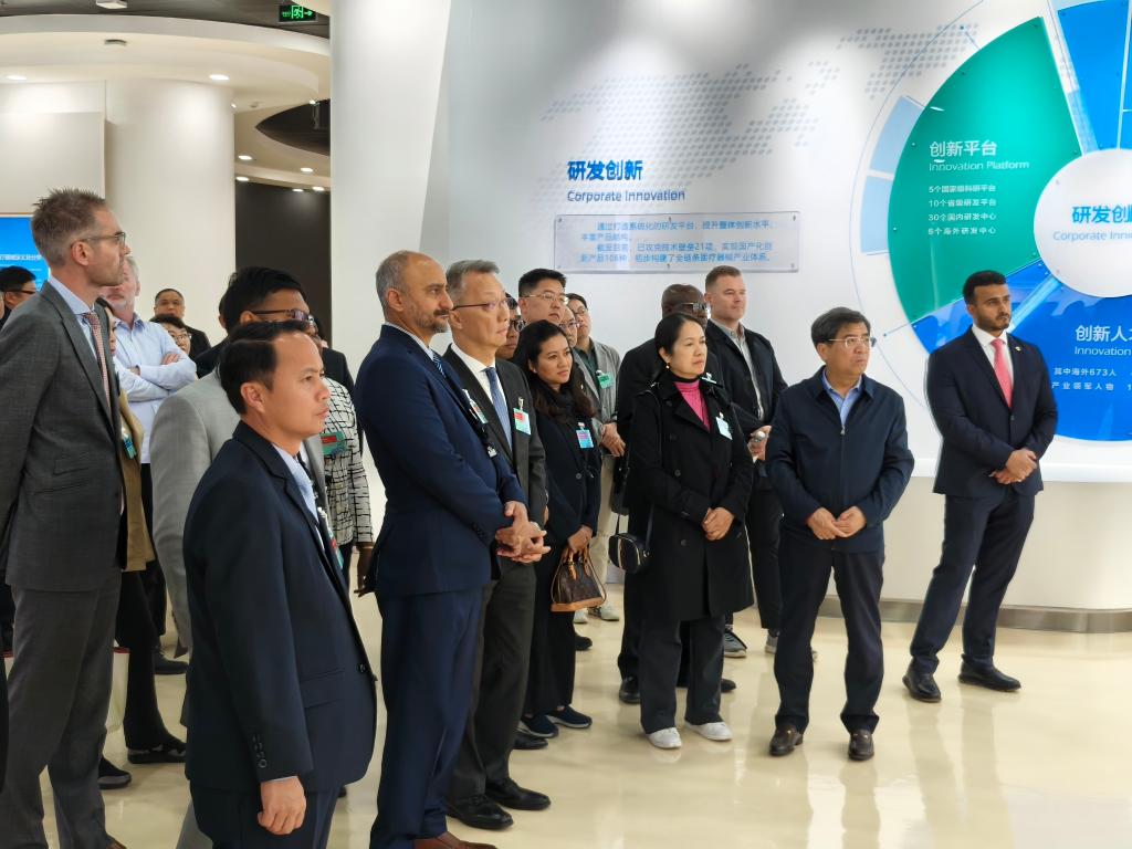 10月24日，外國(guó)駐港領(lǐng)團(tuán)和商界參訪團(tuán)在威海市威高集團(tuán)參觀。新華社記者 陸蕓 攝