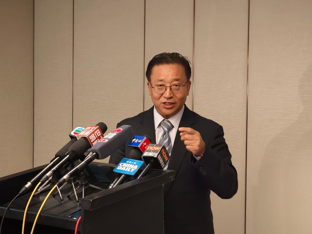 10月27日，外交部駐港公署特派員崔建春在青島市接受媒體采訪。新華社記者 陸蕓 攝