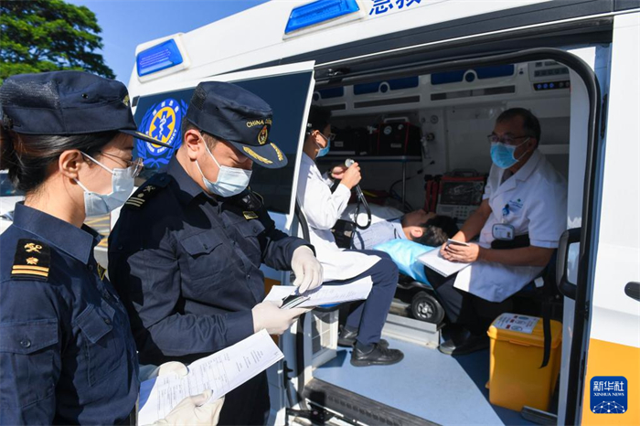 10月31日，在深圳灣口岸深圳一側(cè)，海關(guān)工作人員進(jìn)行出境前的查驗(yàn)。新華社記者 毛思倩 攝