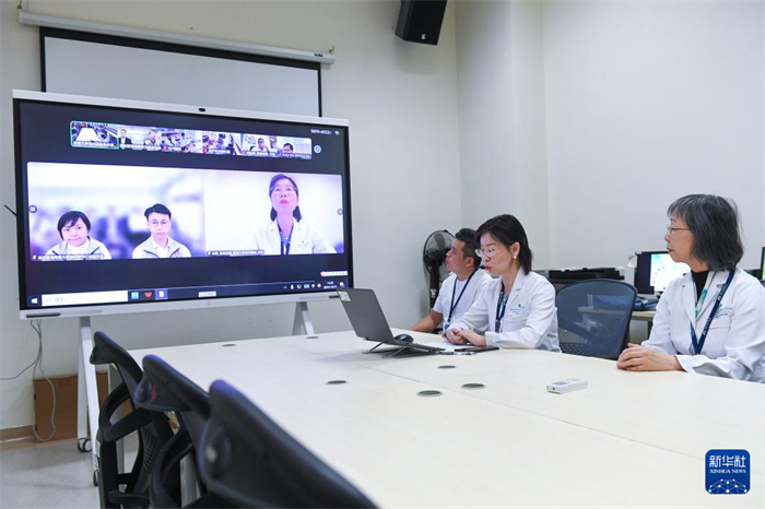 10月31日，在香港大學(xué)深圳醫(yī)院，粵港兩地政府和醫(yī)療機(jī)構(gòu)等通過電視電話會議溝通轉(zhuǎn)運(yùn)事宜。新華社記者 毛思倩 攝