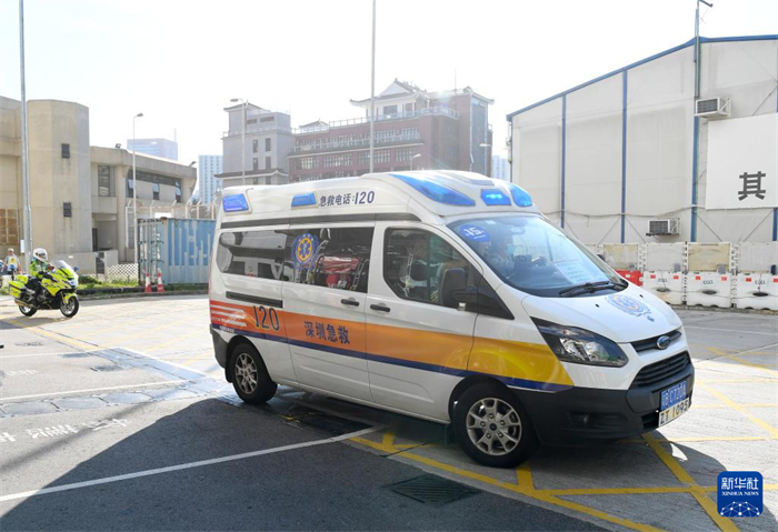 10月31日，一輛參與演練的深圳救護(hù)車駛?cè)胂愀弁烷T醫(yī)院。新華社記者 陳鐸 攝