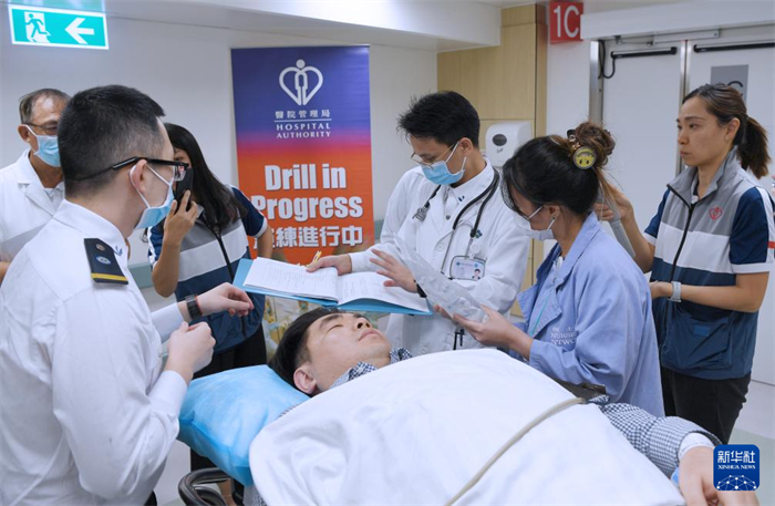 10月31日，在香港屯門醫(yī)院，工作人員接治“患者”。新華社記者 陳鐸 攝