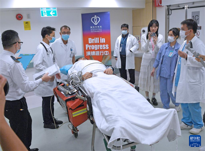 10月31日，在香港屯門醫(yī)院，工作人員接治“患者”。新華社記者 陳鐸 攝