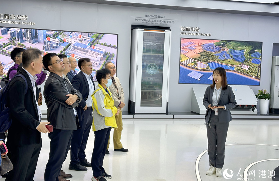 圖2.香港安徽聯(lián)誼總會(huì)回鄉(xiāng)團(tuán)參觀陽(yáng)光電源股份有限公司。（人民網(wǎng) 吳宇揚(yáng)揚(yáng) 攝）