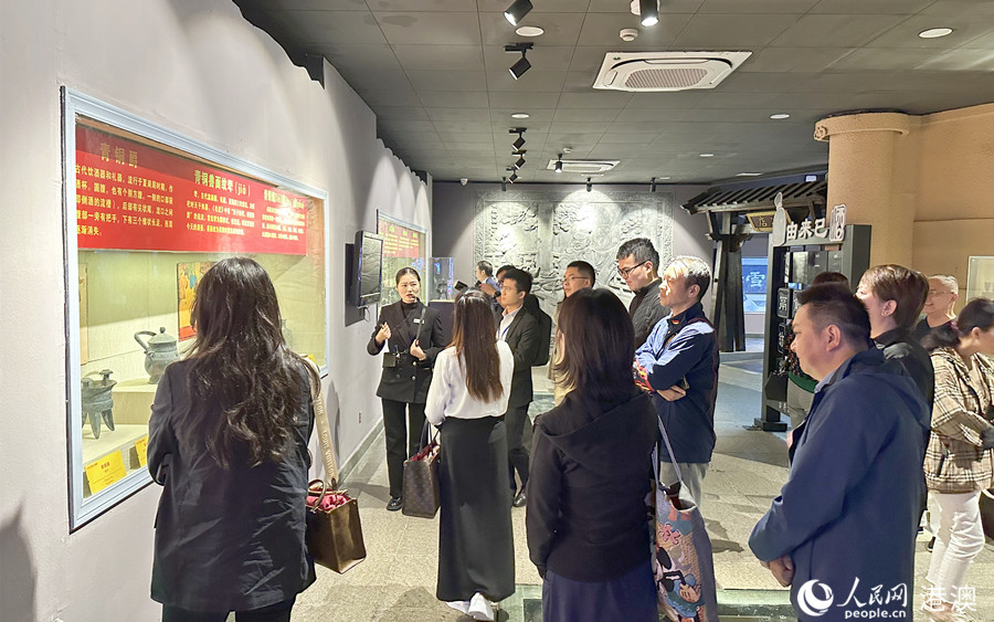 香港安徽聯(lián)誼總會(huì)回鄉(xiāng)團(tuán)參觀安徽古井集團(tuán)。人民網(wǎng) 吳宇揚(yáng)揚(yáng)攝