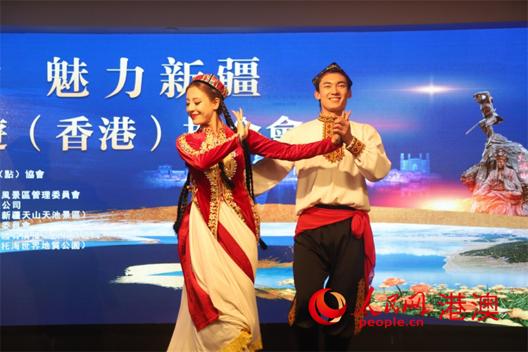 圖5.“葡萄熟了”“麥西來甫”等新疆舞蹈上演，生動展現(xiàn)新疆魅力。人民網(wǎng) 陳曉琳 攝