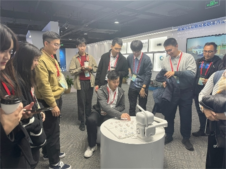 圖為交流團(tuán)與AI機(jī)器人比拼象棋。（澳門(mén)特區(qū)教育及青年發(fā)展局供圖）