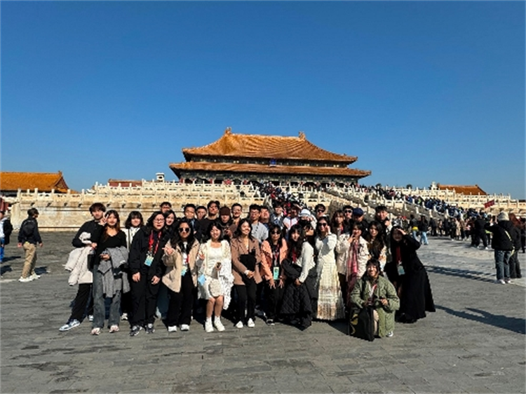 圖為交流團(tuán)游覽故宮博物院。（澳門(mén)特區(qū)教育及青年發(fā)展局供圖）