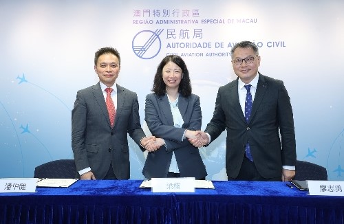 圖為梁楠、潘華健、廖志勇簽署文本。澳門特區(qū)民航局供圖