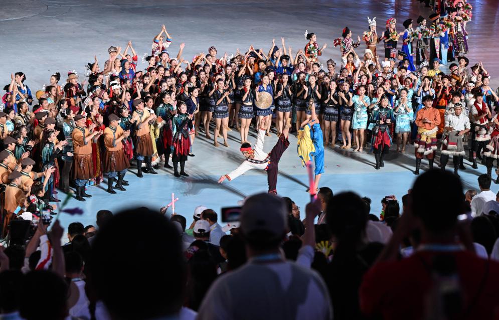 11月26日，演員在聯(lián)歡晚會后。新華社記者 杜子璇 攝