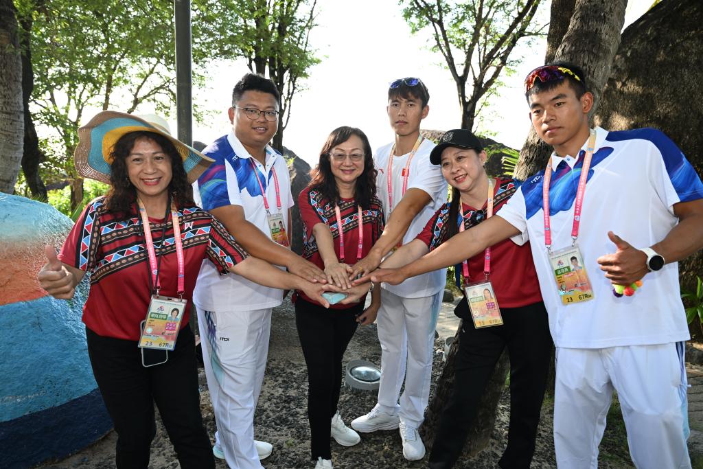 11月26日，臺灣少數(shù)民族代表團和云南代表團成員在活動現(xiàn)場合影。當(dāng)日，第十二屆全國少數(shù)民族傳統(tǒng)體育運動會民族大聯(lián)歡活動在海南省三亞市舉行。新華社記者 周牧 攝