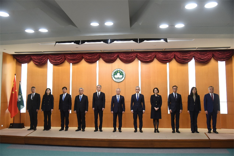 岑浩輝與第六屆政府候任主要官員和檢察長(zhǎng)集體亮相。（鄭嘉偉攝）