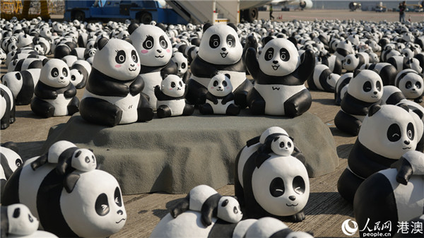圖2.“熊貓香港親友會(huì)”是6款香港特別版大熊貓雕塑。人民網(wǎng) 嚴(yán)小晶 攝