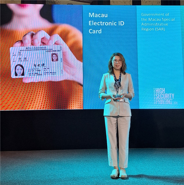 澳門特區(qū)政府身份證明局代表在泰國接受頒獎(jiǎng)。澳門特區(qū)政府身份證明局供圖