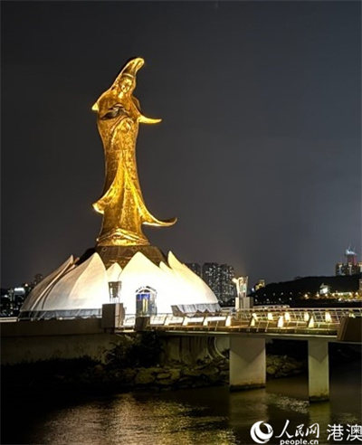 圖為李潔蓮設(shè)計(jì)的觀音蓮花苑城市雕塑。人民網(wǎng)記者 富子梅攝