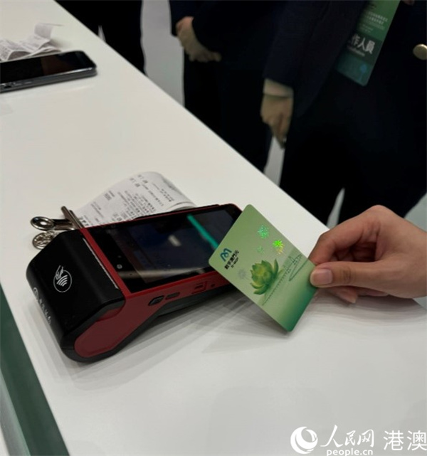 圖為現(xiàn)場演示數(shù)字澳門元支付即到賬的便捷性。人民網(wǎng)記者 富子梅攝