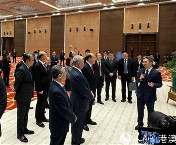 圖為與會嘉主要賓聽取數(shù)字澳門元的研發(fā)歷程介紹。人民網(wǎng)記者 富子梅攝