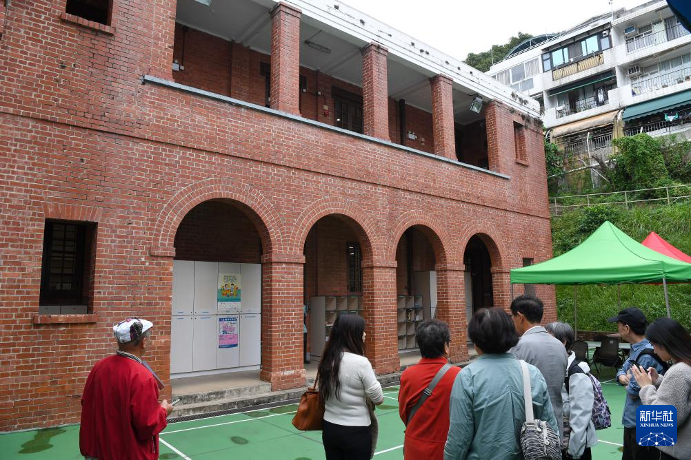 11月25日，尋蹤小組探訪抗戰(zhàn)勝利后戰(zhàn)士們短暫駐扎的長(zhǎng)洲初級(jí)英文學(xué)校（現(xiàn)為長(zhǎng)洲官立中學(xué)）。新華社記者 陳鐸 攝