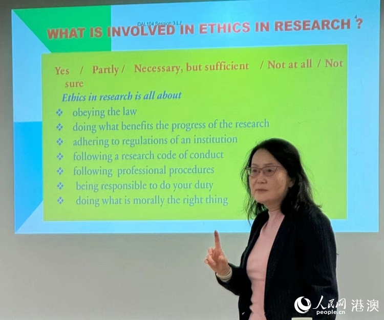 金立賢講座教授為澳門城市大學應用語言學博士一年級同學上課。人民網記者 富子梅攝