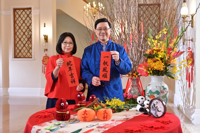 李家超28日發(fā)表農(nóng)歷新年賀辭，與太太一同祝愿香港市民蛇年身體健康，如意吉祥。香港特區(qū)政府新聞處供圖