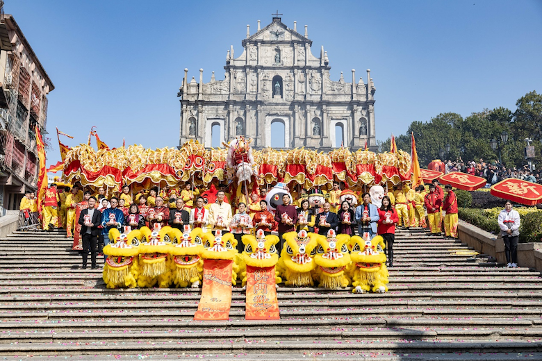 圖為大金龍巡游隊伍在大三巴牌坊前集結(jié)。澳門特區(qū)政府新聞局供圖