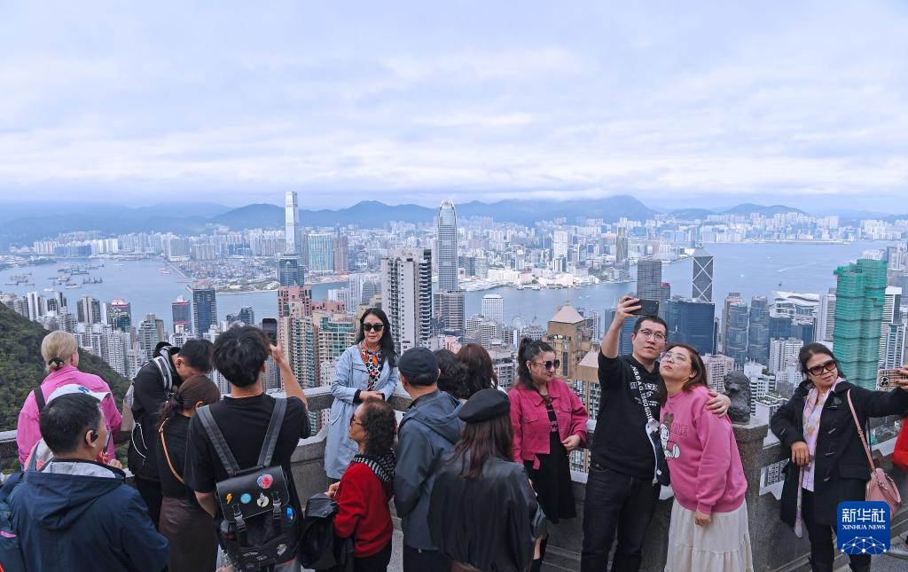 2月1日，游客在香港太平山頂游覽。新華社記者 陳鐸 攝