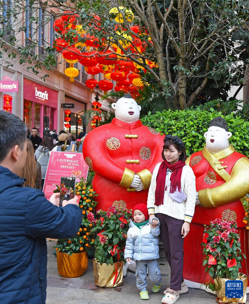 1月29日，人們在香港街頭合影留念。新華社記者 陳鐸 攝