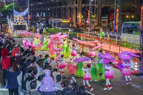 花車(chē)巡游吸引眾多游人觀賞拍照。澳門(mén)特區(qū)政府旅游局供圖