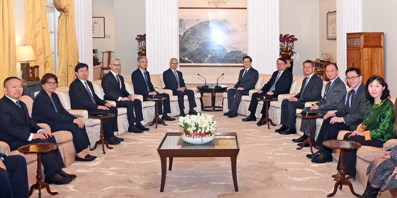 圖為澳門特區(qū)行政長官岑浩輝與香港特區(qū)行政長官李家超會面。 澳門特區(qū)新聞局供圖