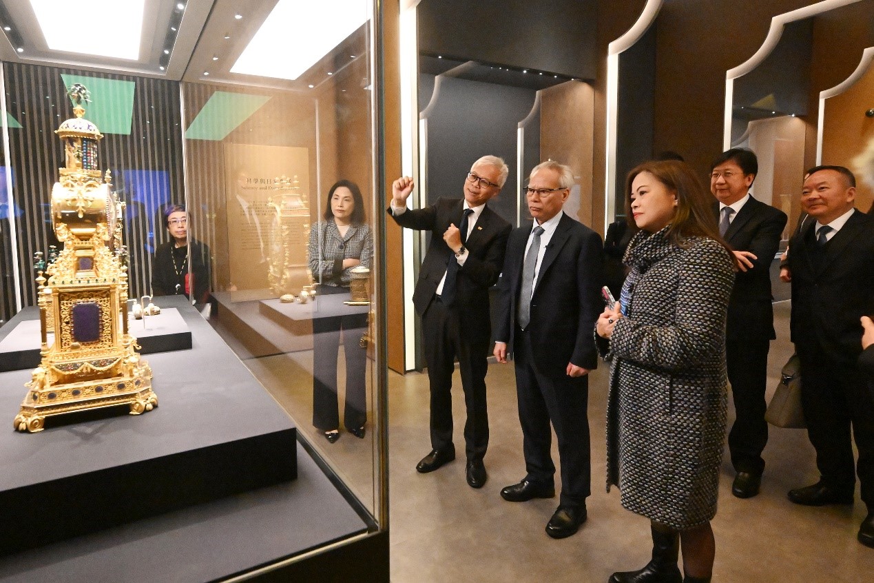 圖為岑浩輝考察香港故宮文化博物館，并參觀專題展覽。 澳門特區(qū)新聞局供圖
