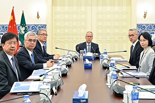 圖為岑浩輝主持政務(wù)會議，作出內(nèi)部批示設(shè)立五個領(lǐng)導(dǎo)及工作組。澳門特區(qū)政府新聞局供圖