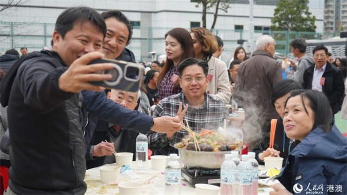 鄰里共享美食，活動(dòng)氣氛融洽。人民網(wǎng) 陳曉琳攝
