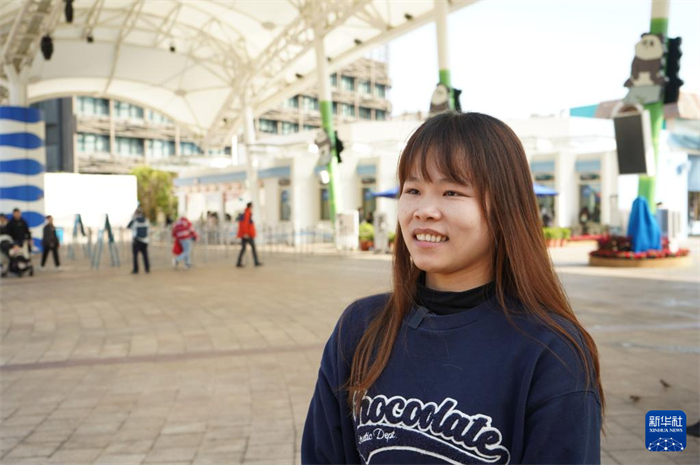 香港大熊貓“粉絲”李娟講述自己與香港大熊貓家族的故事（2025年2月10日攝）。新華社發(fā)（譚佳銘攝）