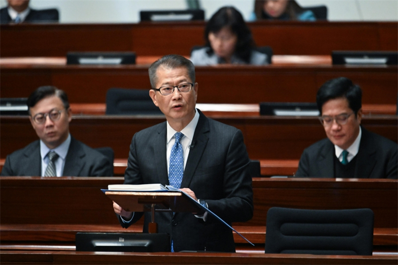 香港特區(qū)政府財(cái)政司司長(zhǎng)陳茂波公布2025／2026年度財(cái)政預(yù)算案。香港特區(qū)政府供圖