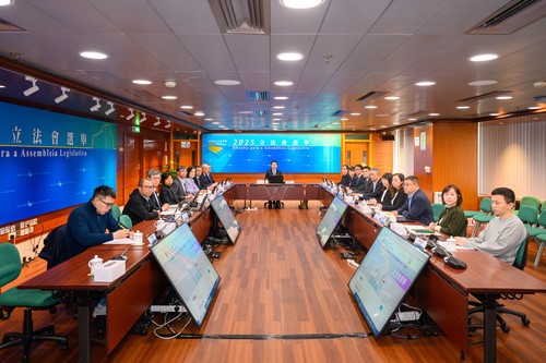 立法會(huì)選舉管理委員會(huì)與廉政公署舉行會(huì)議。澳門特區(qū)新聞局供圖