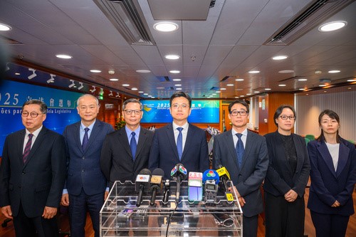立法會(huì)選舉管理委員會(huì)主席盛銳敏及廉政公署助理專員黃劍鋒向傳媒介紹會(huì)議內(nèi)容。澳門特區(qū)新聞局供圖