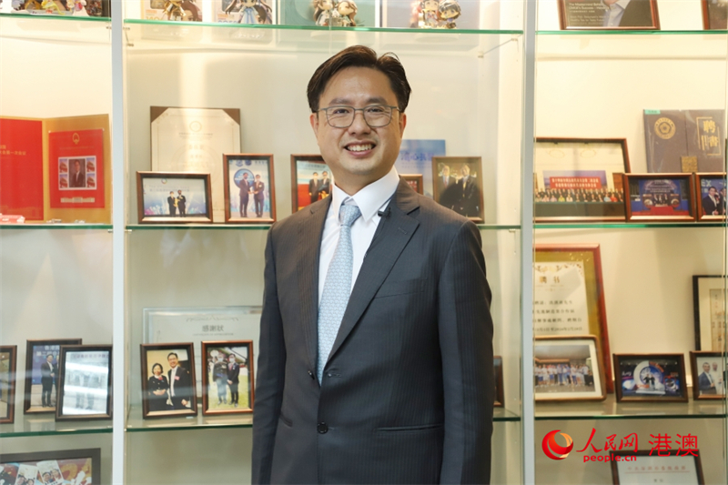 全國人大代表、香港互聯(lián)網專業(yè)協(xié)會會長冼漢迪接受人民網專訪。人民網 嚴小晶攝