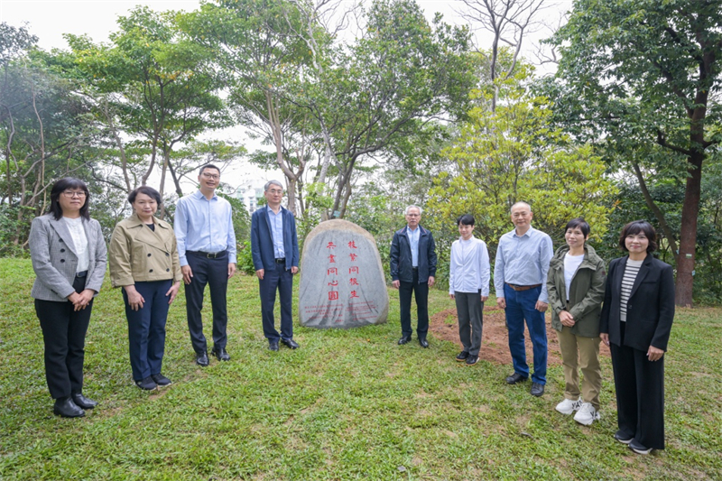 圖為刻有“枝繁同根生 共畫同心圓”的石碑揭幕。（澳門特區(qū)政府新聞局供圖）