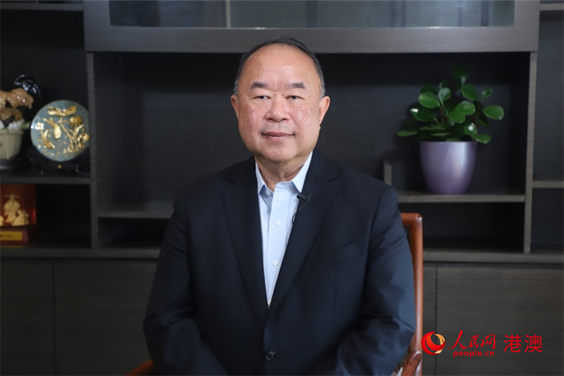 全國(guó)政協(xié)委員、香港總商會(huì)副主席余鵬春。人民網(wǎng) 吳宇揚(yáng)揚(yáng) 攝