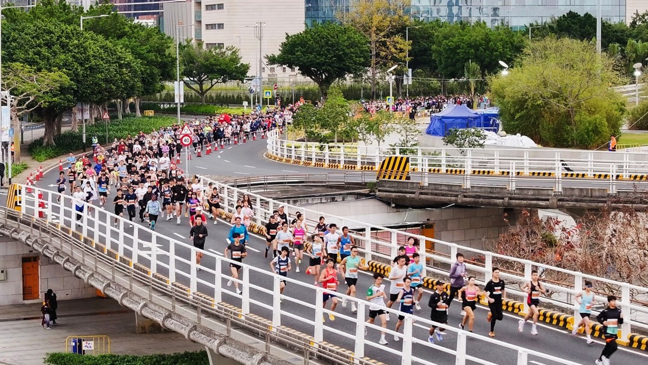圖為參賽者跑上西灣大橋。澳門特區(qū)政府體育局供圖