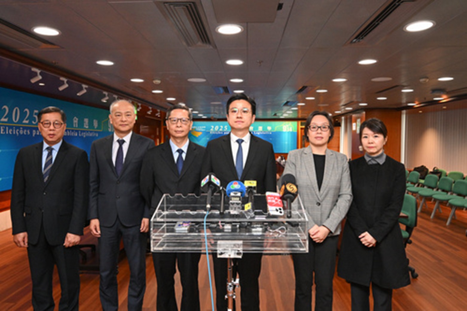 圖為選管會主席盛銳敏向傳媒介紹有關情況。（澳門特區(qū)政府新聞局供圖）