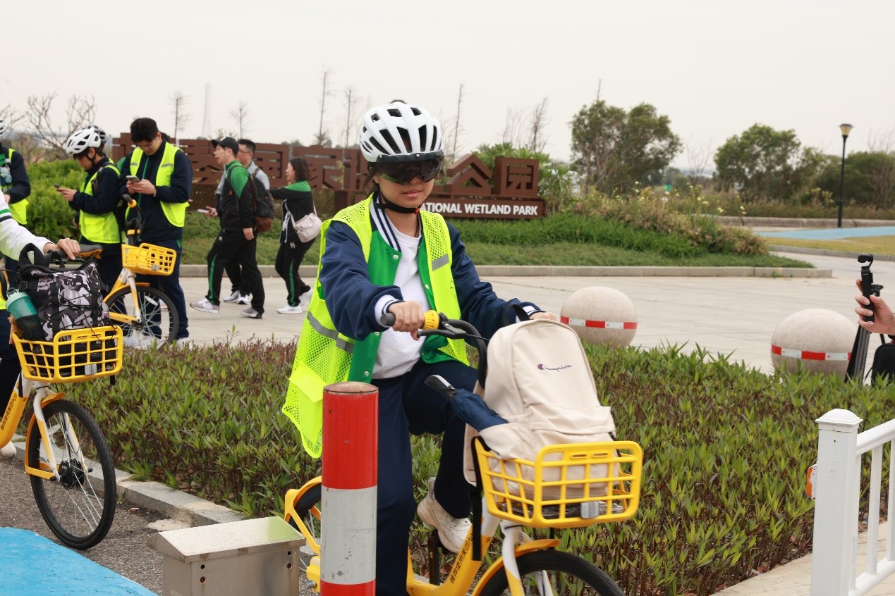 圖為同學們以騎行的方式走進橫琴。（澳門教業(yè)中學供圖）