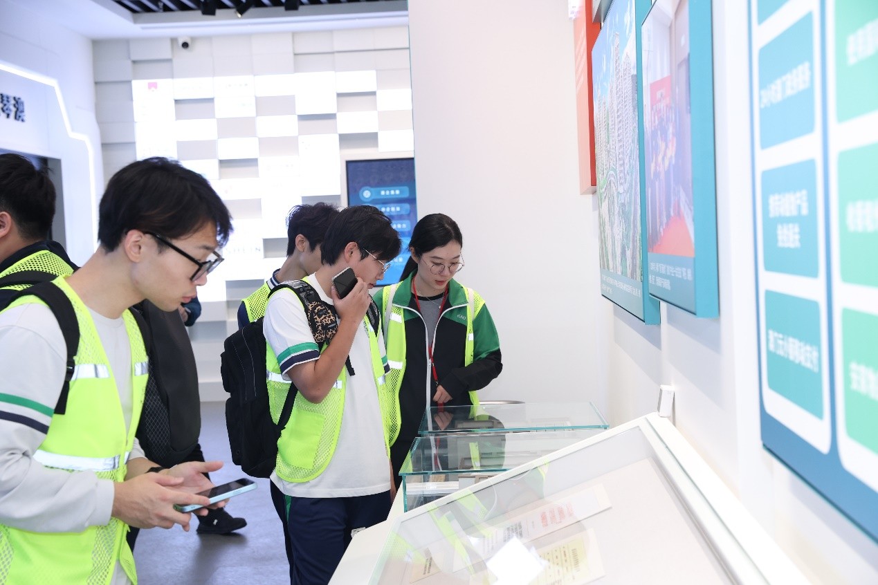 圖為同學們通過圖文展示認真學習了解橫琴發(fā)展狀況。（澳門教業(yè)中學供圖）