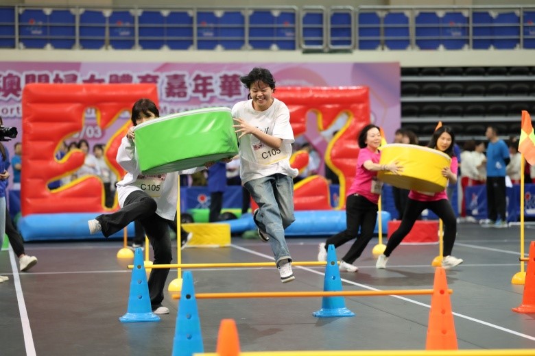 圖為參與活動(dòng)的女士們展現(xiàn)健康與團(tuán)結(jié)的良好精神風(fēng)貌。主辦方供圖